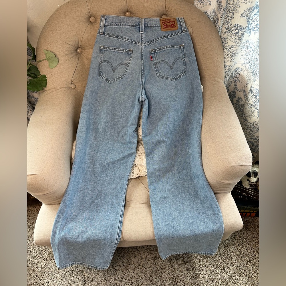 Levi’s women’s High Waisted Straight light wash jeans, size 27 - Picture 2 of 6